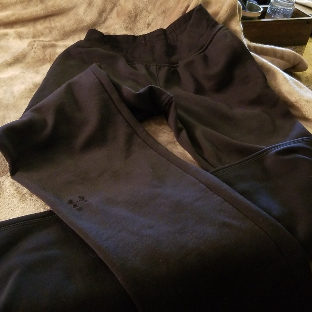Under Armour semi-fitted lounge pants.